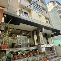 外観と外の狭いテラス(喫煙可能)