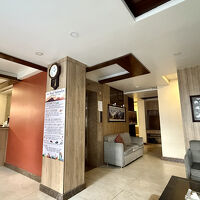 時計の左がフロント、右裏がエレベーター