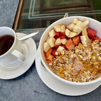 朝食のミューズリー・フルーツボウル