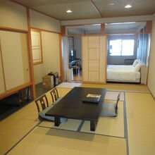 広々とした居間とベッドルーム