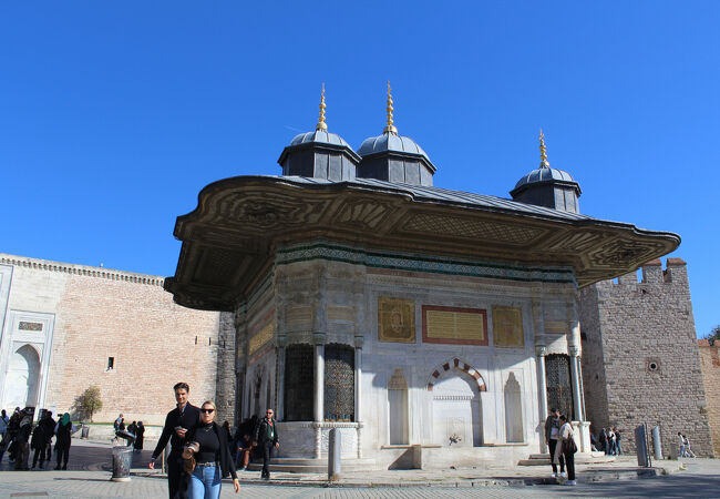 トプカプ宮殿入口とアヤソフィアの間