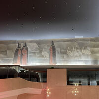 ロビーの壁画です。4面に描かれています。