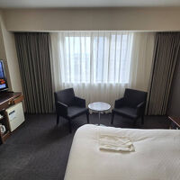 窓側にはテーブルに椅子