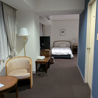 ライティングデスクからベッドまでこれだけ離れています