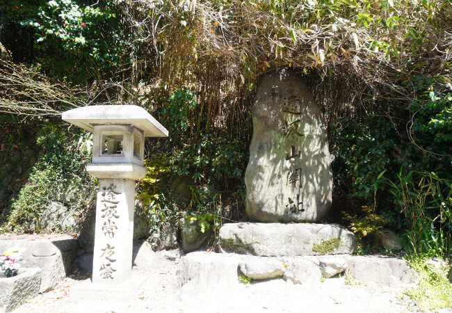これやこのゆくもかえるもわかれては知るも知らぬも逢坂の関