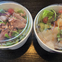 ルームサービスにサラダが無かったのでパレスベーカリーから