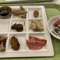 いただいた夕食。美味しそうな料理はなかったです。