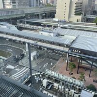 窓から弁天町駅や駅前ロータリーが見下ろせる