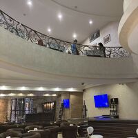 ロビー上の中二階が朝食会場、美味でした。