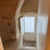 客室のドア　板張りの内窓を開けると外光が取り込めます