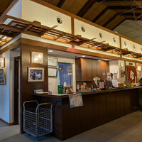 左が客室、中央にフロント、右側がお風呂です。