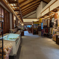 売店です。奥に休憩所があります。