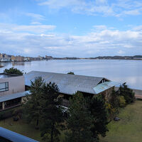 ツインルームからの左側に温泉街や浮御堂が見えます。