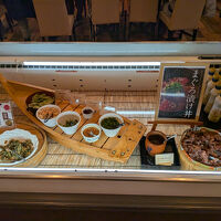 朝食の「マグロ漬け丼」コーナーです。