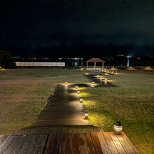 夜の中庭、足湯です。対岸の明かりが綺麗です。