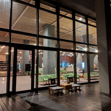 デッキから見たロビーです。