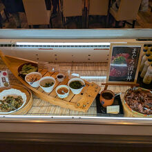 朝食の「マグロ漬け丼」コーナーです。