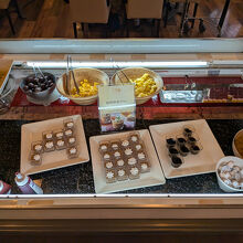 朝食のデザートコーナーです。ソフトクリームもあります。