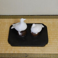 部屋に鎮座するハトの置物は必見です