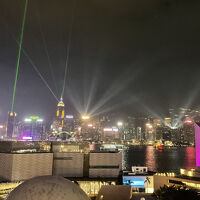 プールの屋外テラスから見たシンフォニー・オブ・ライツ