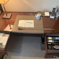 デスク。事務用品が充実