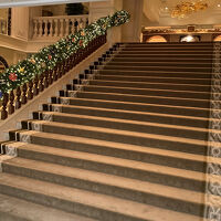 趣のある階段。何人もがドレスアップして撮影していました