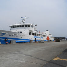 羽幌港に停泊中のフェリーの全景