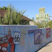 モーテルの塀の壁画