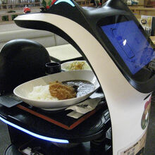 配膳ロボットが活躍