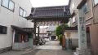 境内に稲荷社があって