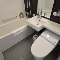 トイレの上のカウンターも便利ですね