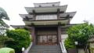 三層構造の本堂建物が印象的