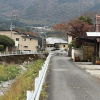 川沿いの狭い道を少し行くとあります
