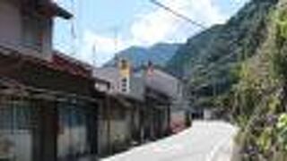 図書館と一体となった駅