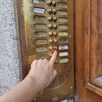 呼び鈴鳴らすとドアが開きます