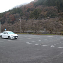 広い無料駐車場