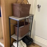 篭バッグと館内履きはスリッパではなく、クロックス
