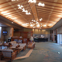 明るいロビーラウンジ