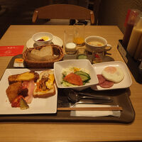 パンがメインの朝食の一コマ