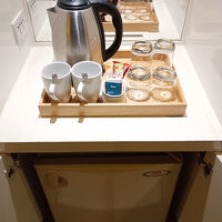 お茶セットと冷蔵庫