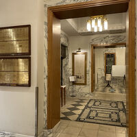 １階の金色プレートは、ここで披露宴あげたカップルの記録です。