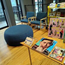 靴を脱いで、リビングでくつろげる雰囲気の図書館。