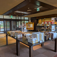 ロビーから見た売店、玄関、フロントです。