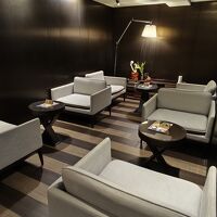 フロント横にラウンジあり