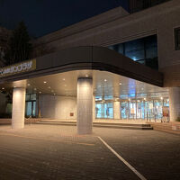 市民会館のホールのように見える。ホテル名は目立たない。