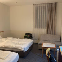 大きなベッドが二つと、奥に二人掛けソファで広々