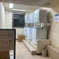 フロアにランドリーやアメニティ置き場がある