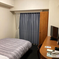 ビジネスホテル標準の広さ。コンセントも多く便利。