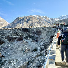 参道の長い石段