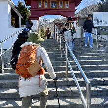 最後に門をくぐって寺院へ
